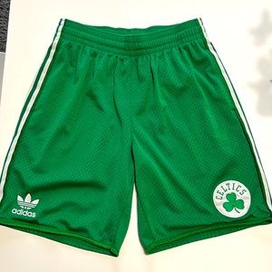 Like New! Mens Adidas Boston Celtics Basketball Shorts Size Large.